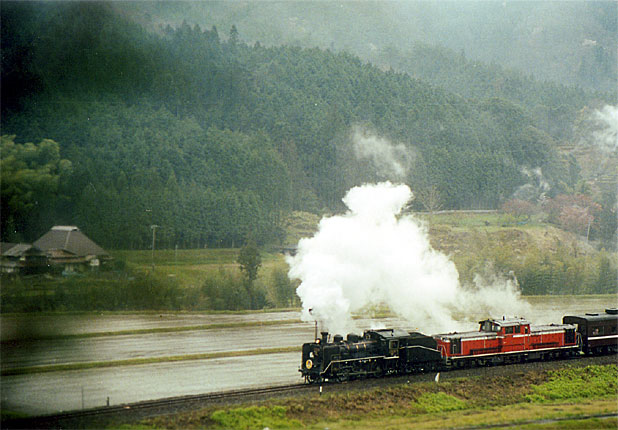 The departure of Shinome Station. 
